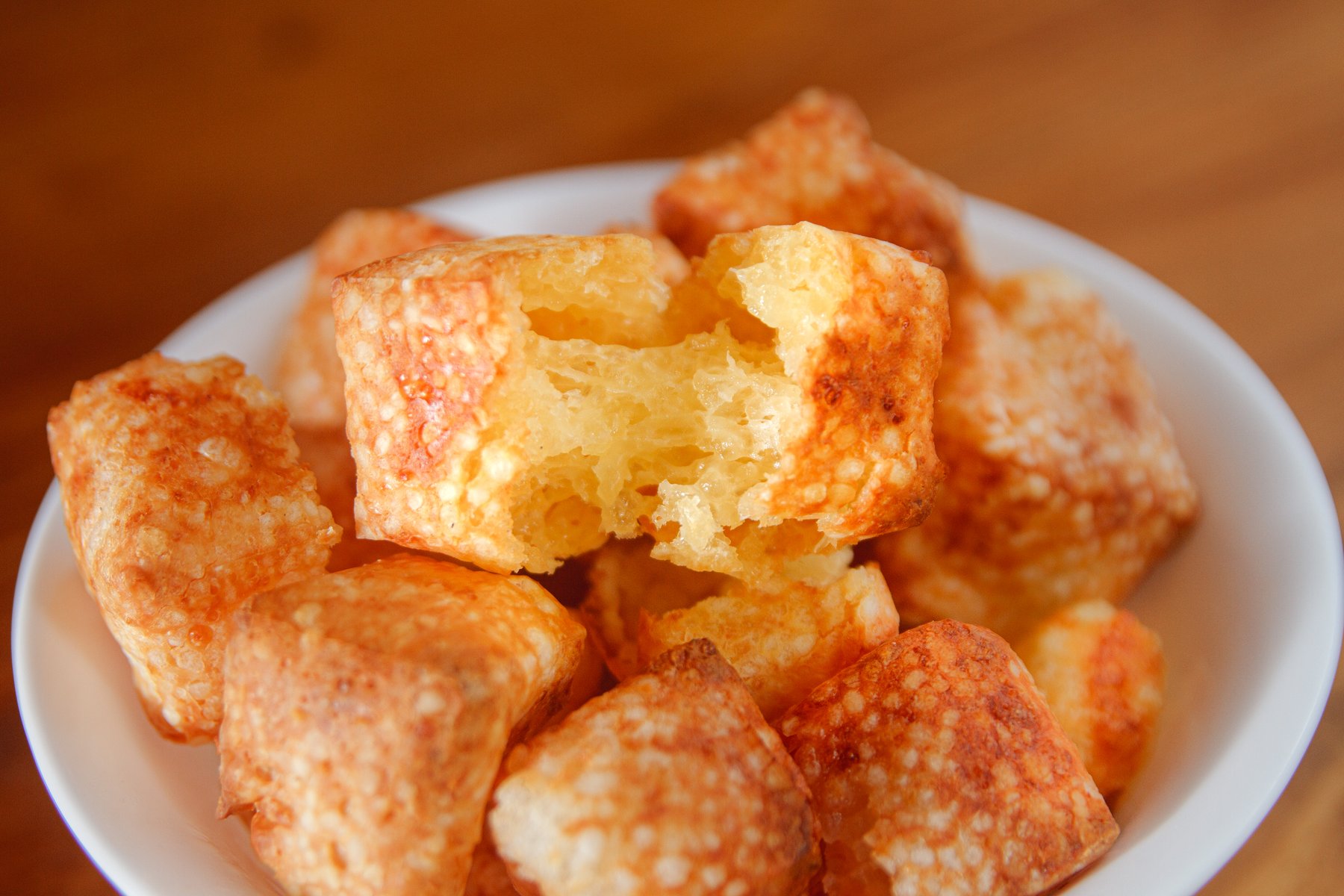 Cubinhos Dourados Tradicional - textura interna do queijo - JRM Foods