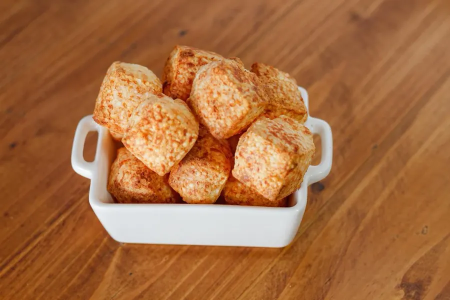 Cubinhos Dourados Provolone — dadinho de tapioca com provolone JRM Foods