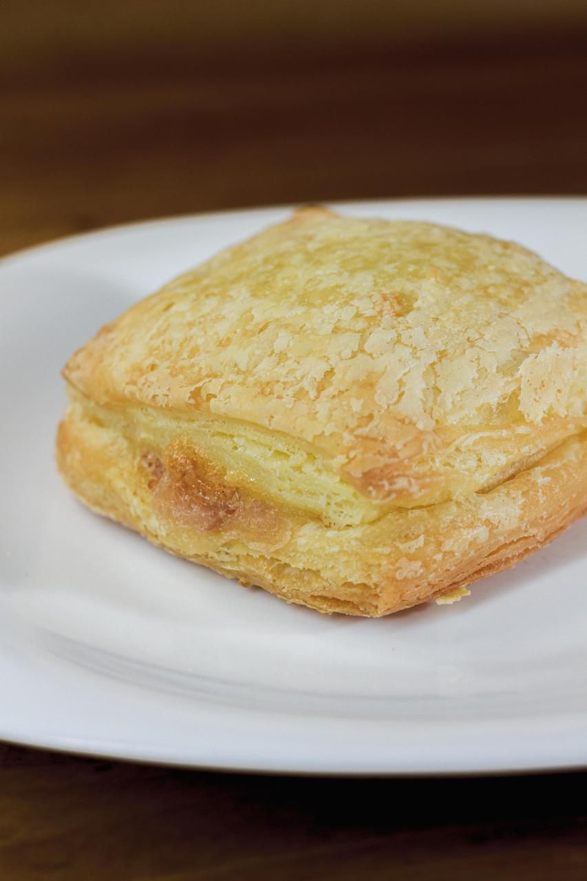 Folhadinho de Ouro recheado de presunto e queijo - JRM Foods