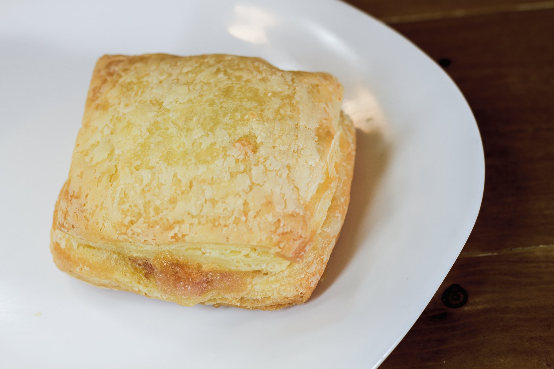 Folhadinho de Ouro recheado de presunto e queijo - JRM Foods
