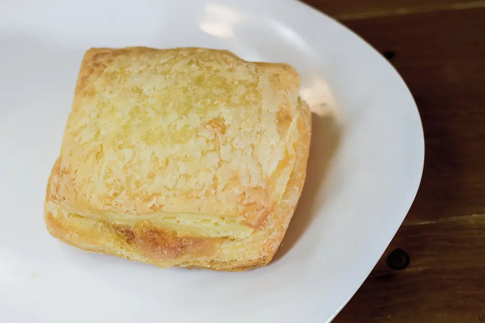 Folhadinho de Ouro recheado de presunto e queijo - JRM Foods