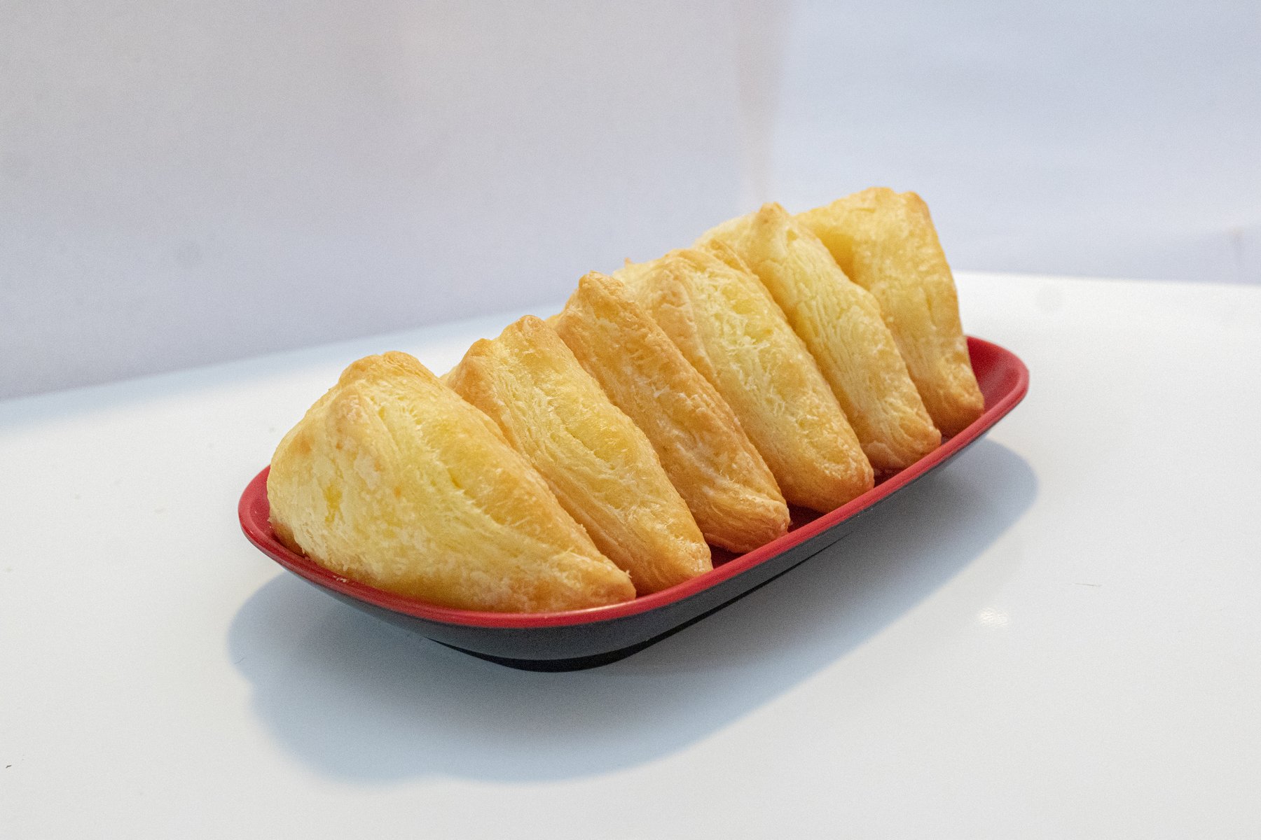 Bandeja de Folhadinhos de Ouro para food service - JRM Foods