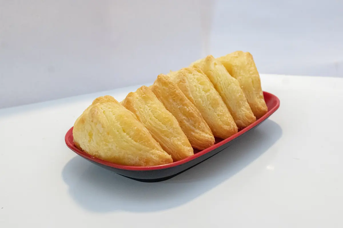 Bandeja de Folhadinhos de Ouro para food service - JRM Foods